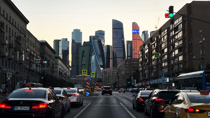 Московских автомобилистов попросили не выезжать на летних шинах