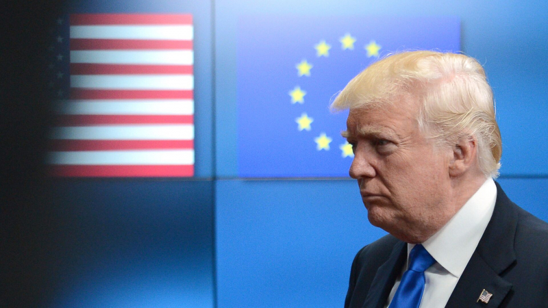 Politico: ЕС пытается удержать Трампа на своей стороне