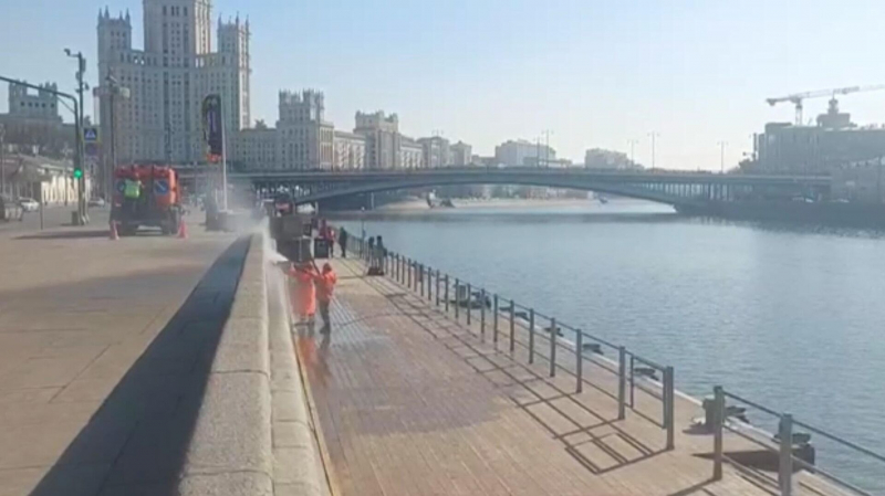 Андреевский мост промыли в центре Москвы
