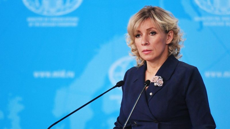 Захарова посоветовала Макрону поговорить с Олландом о Минских соглашениях